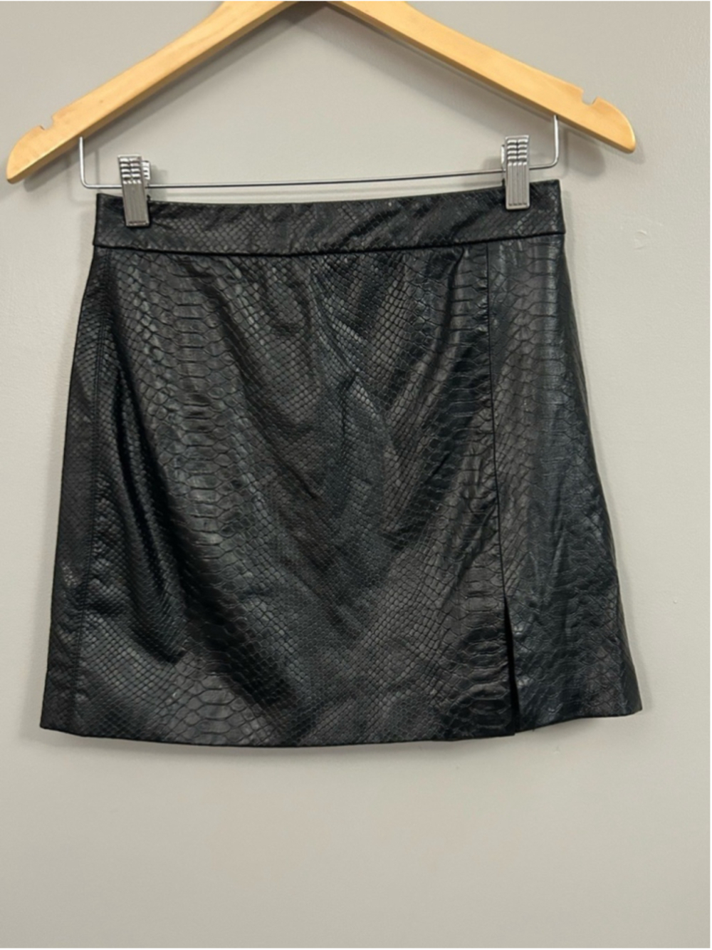 Aritzia Black Vegan Leather Snakeskin Patio Mini Skirt Size 4